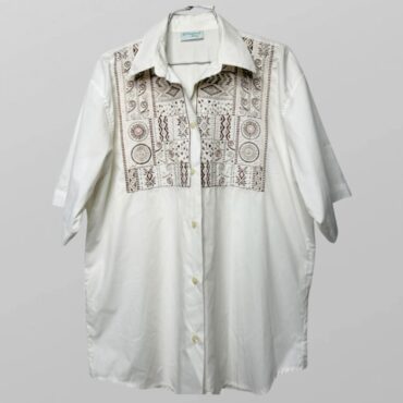 חולצה לבנה מכופתרת אוברסייז בעיטור רקמה מידה 42