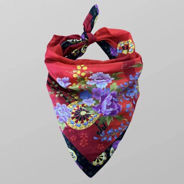 מטפחת אדומה בסגנון רטרו בהדפס פרחים אותנטי