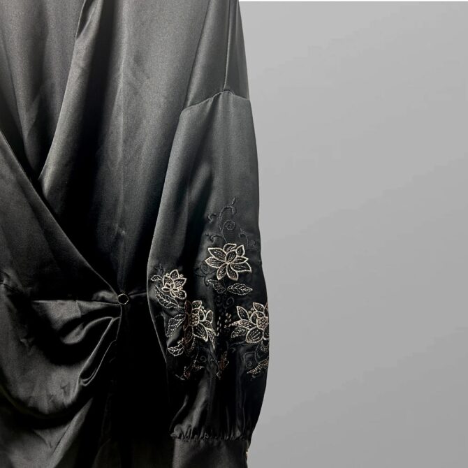 ⁦ZARA שמלת ערב מיני שחורה סאטן מעטפת עם רקמה בשרוולים מידה L של⁩ – תמונה ⁦2⁩