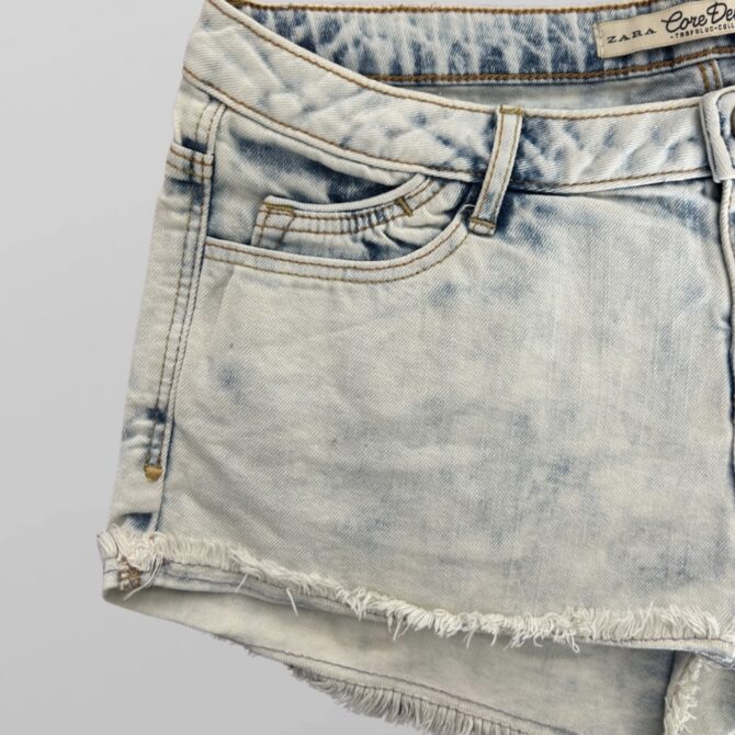 ⁦ZARA מכנסי גינס קצרים גזרה נמוכה בשטיפה בהירה מידה 24⁩ – תמונה ⁦2⁩