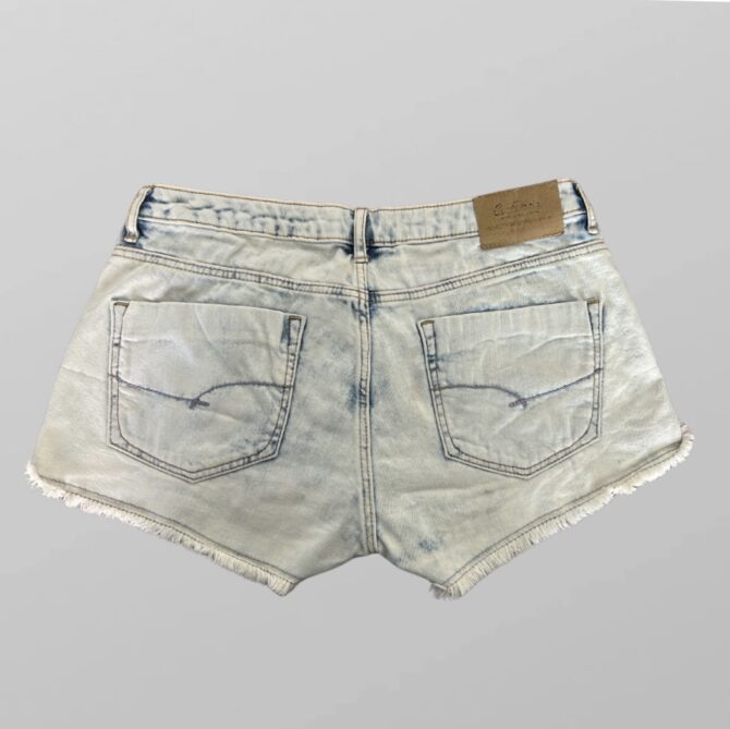 ⁦ZARA מכנסי גינס קצרים גזרה נמוכה בשטיפה בהירה מידה 24⁩ – תמונה ⁦3⁩
