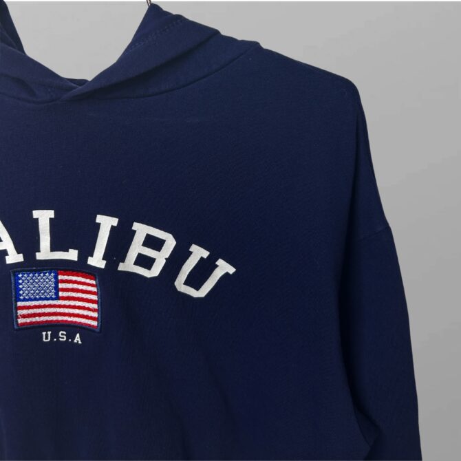 ⁦H&M טופ קרופ כחול פוטר עם כיתוב Malibu מידה S⁩ – תמונה ⁦2⁩