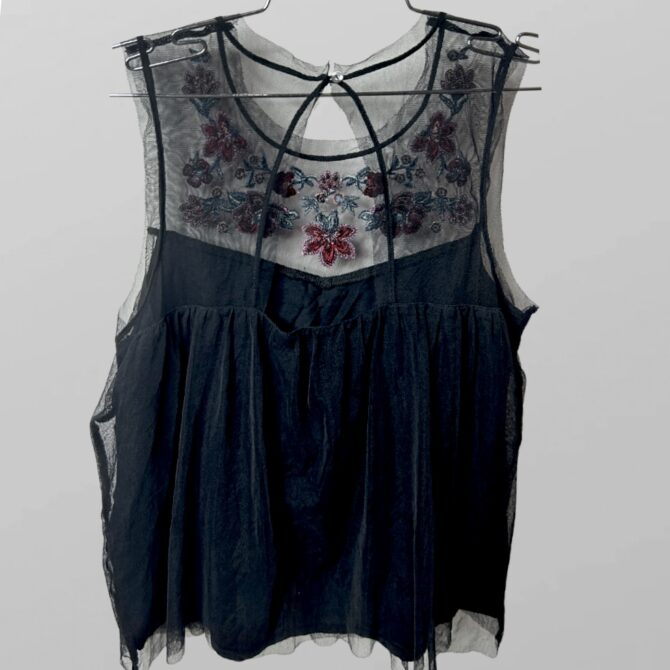⁦Hollister חולצה אלגנטית שחורה נשפכת עם רקמת פרחים בשילוב טול מידה S⁩ – תמונה ⁦3⁩