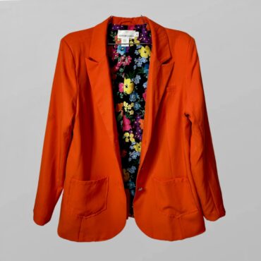 בלייזר כתום אוברסייז עם כפתורי ״יהלומים״ מידה 44