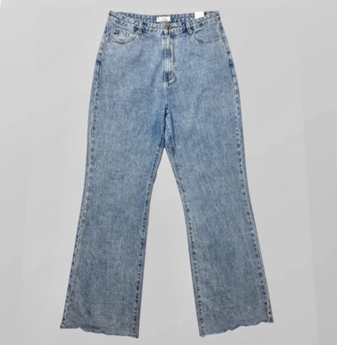 ZARA ג׳ינס ארוך כחול גזרה ישרה וגבוהה עם סיומת גזורה מידה 44