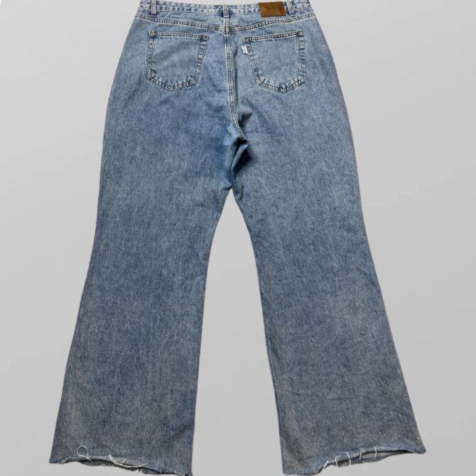 ⁦ZARA ג׳ינס ארוך כחול גזרה ישרה וגבוהה עם סיומת גזורה מידה 44⁩ – תמונה ⁦3⁩