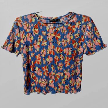 Bershka חולצה פרחונית לייקרה במרקם פליסה S