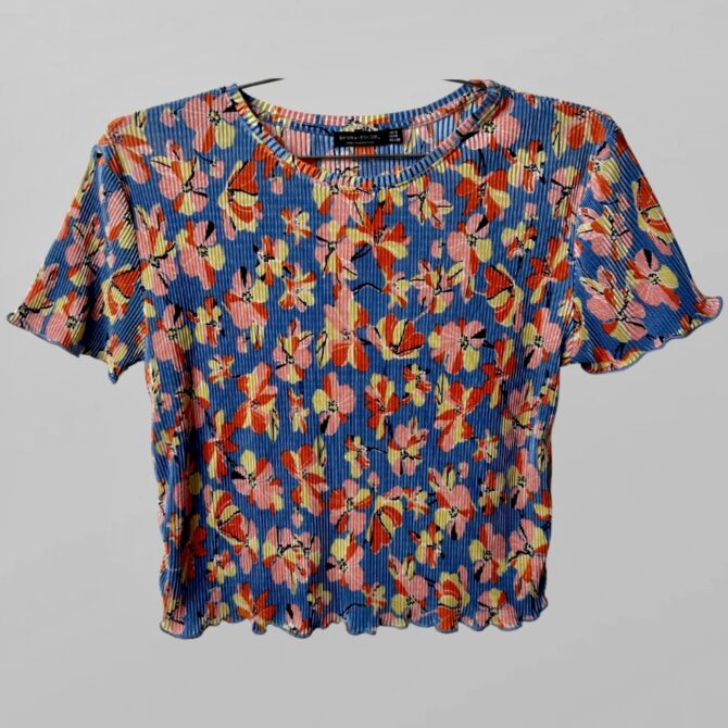 Bershka חולצה פרחונית לייקרה במרקם פליסה S