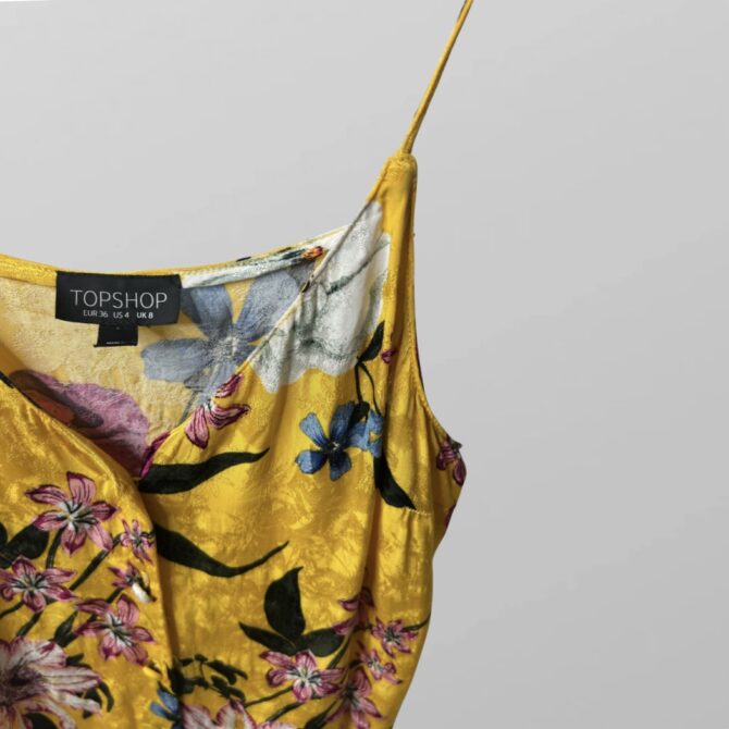 ⁦Topshop גופיית סאטן צהובה פרחונית כפתורים לאורך מידה S⁩ – תמונה ⁦2⁩