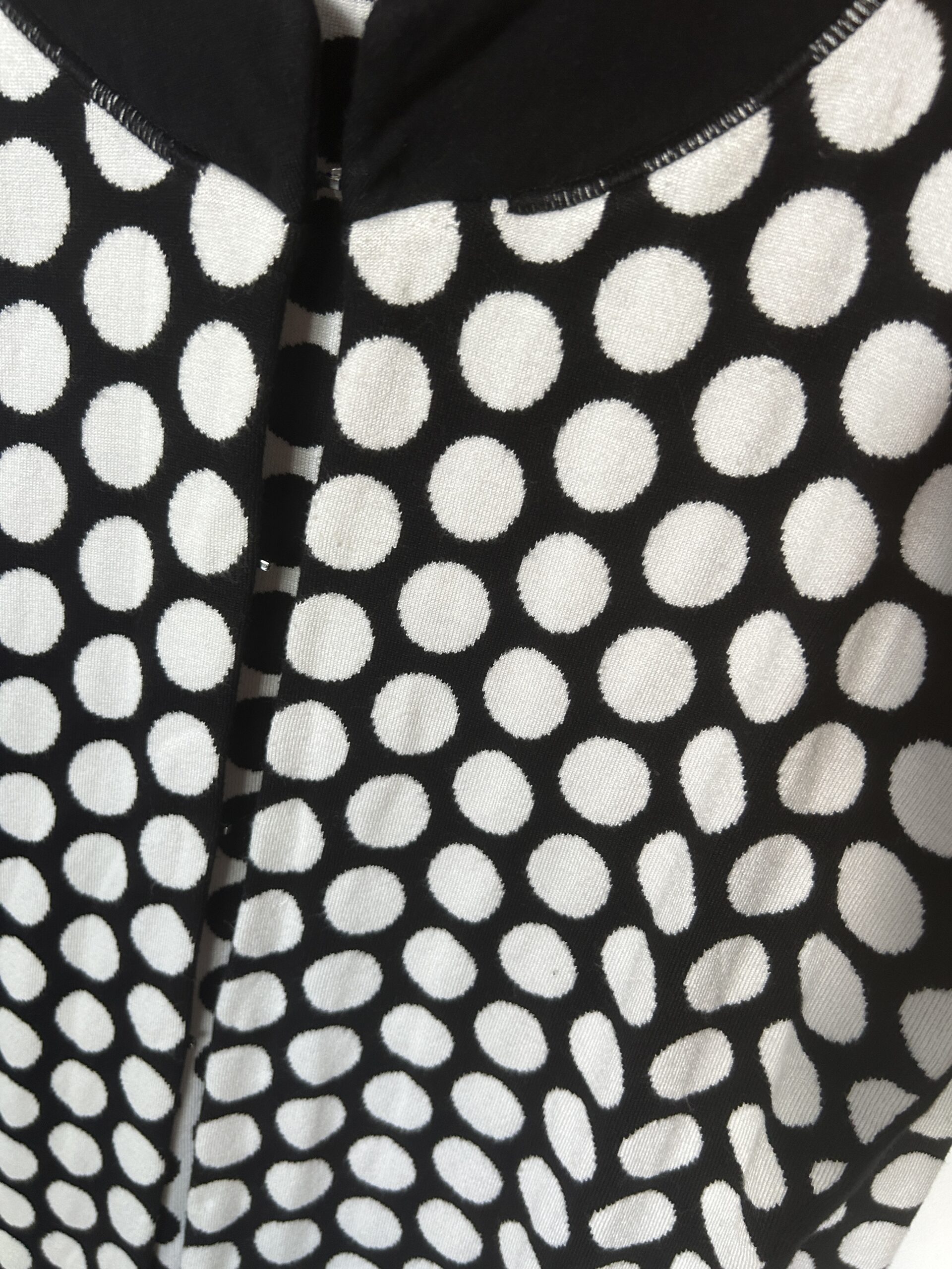 GOLBARY קרדיגן עליונית סריג נקודות שחור לבן עם סגירת קרסים מידה 44 – תמונה 2