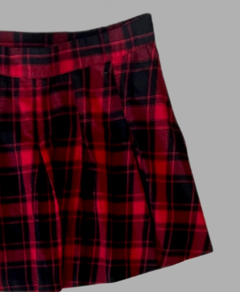 Hm מידה 36 חצאית קפלים פלנל אדומה משובצת עם שחור היקף מותן - 77 ס״מ – תמונה 2