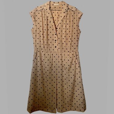 שמלת וינטג׳ מידה 42 בצבע חום בהיר בהדפס נקודות שחורות. גזרת A