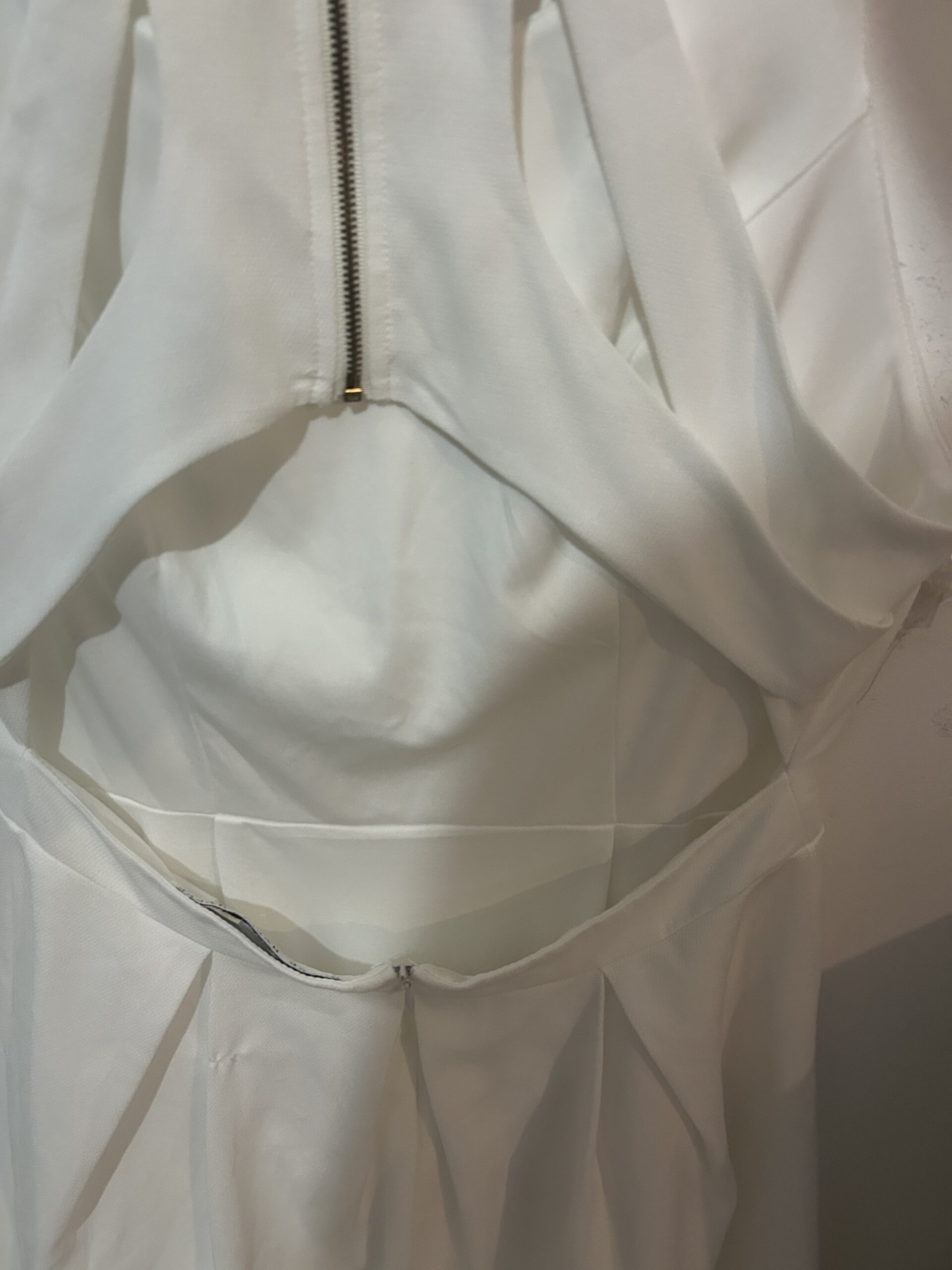 שמלה לבנה אלגנטית מידה M מותן מודגשת עם קפלים וגב חשוף – תמונה 5