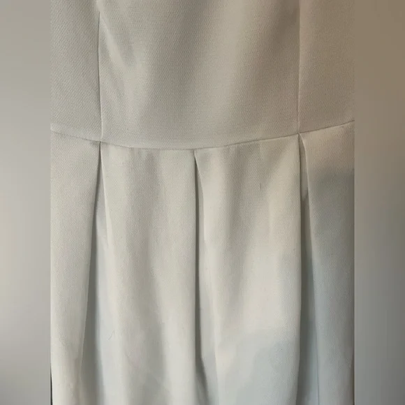 שמלה לבנה אלגנטית מידה M מותן מודגשת עם קפלים וגב חשוף – תמונה 4