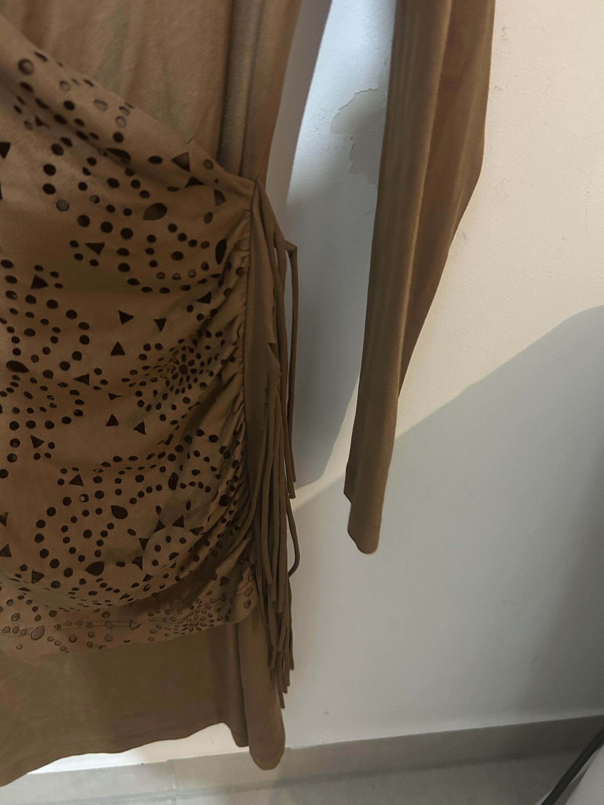 עם טיקט! מידה 36 שמלת דמוי זאמש קטיפתית לייקרה חומה עם חירורים ופרנזים כיווצים בצד מחשוף וי מעטפת – תמונה 4