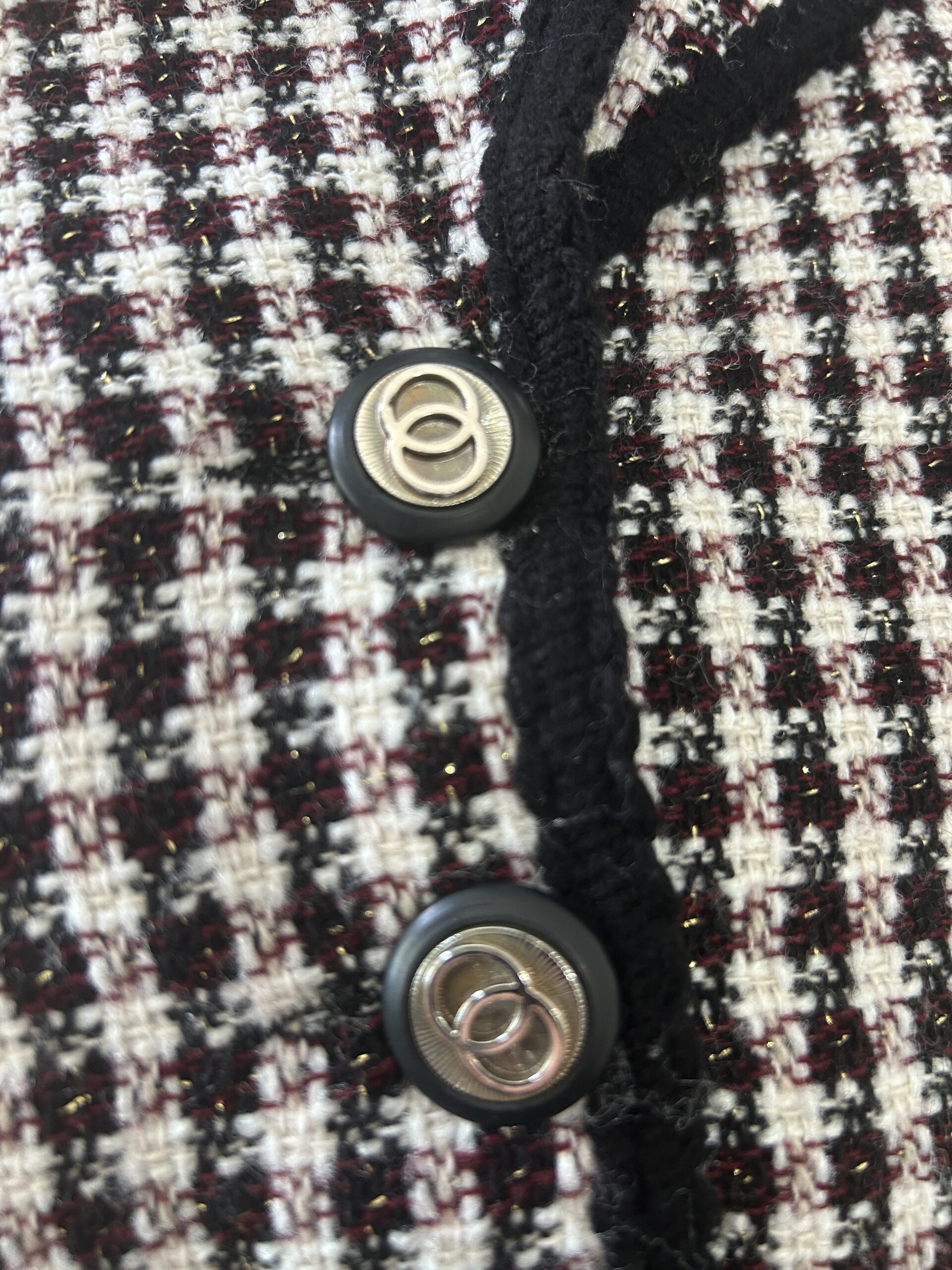 חליפת וינטג׳ מידה XS בלייזר+ חצאית בהדפס פפיטה שחור לבן עם חוטי זהב ובורדו עדינים בעיטור כפתורי זהב מיוחדים – תמונה 2