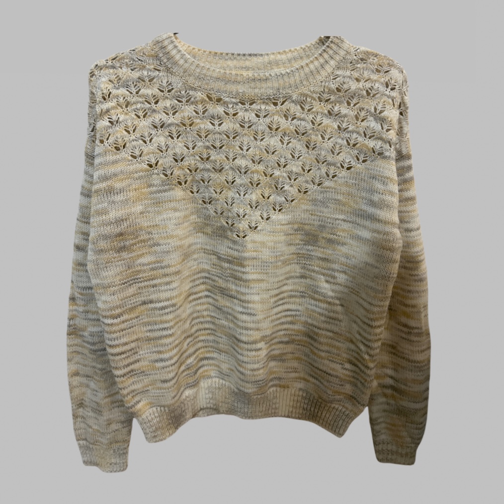 סריג בצבע ניוד בשילוב פסים חומים עדינים מעוטר באזור החזה עם חירורים מידה S