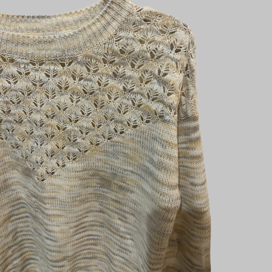 סריג בצבע ניוד בשילוב פסים חומים עדינים מעוטר באזור החזה עם חירורים מידה S – תמונה 2