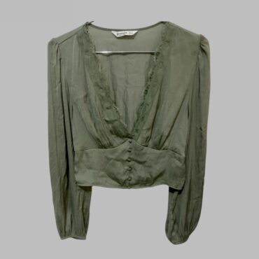 Stradivarius מידה S חולצת סאטן ירוקה בשילוב תחרה במחשוף וי עיטורי כפתורים וגומי מאחורה