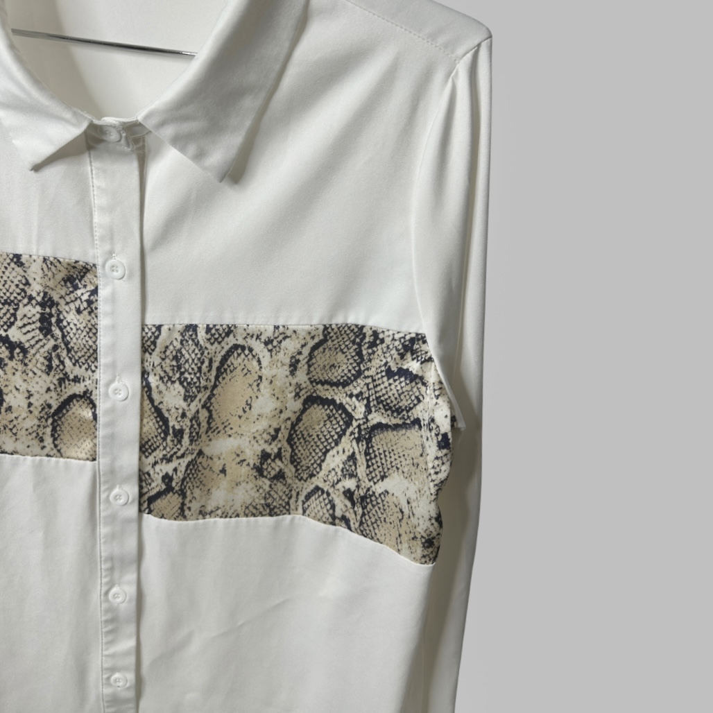 מידה 42 חולצה לבנה מכופתרת אוברסייז עם הדפסים מנוחשים מצב חדש – תמונה 2