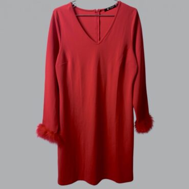 Jump מידה M שמלה אדומה מחויטת עם נוצות בסיומת השרוולים גזרה ישרה ואלגנטית ומחשוף V