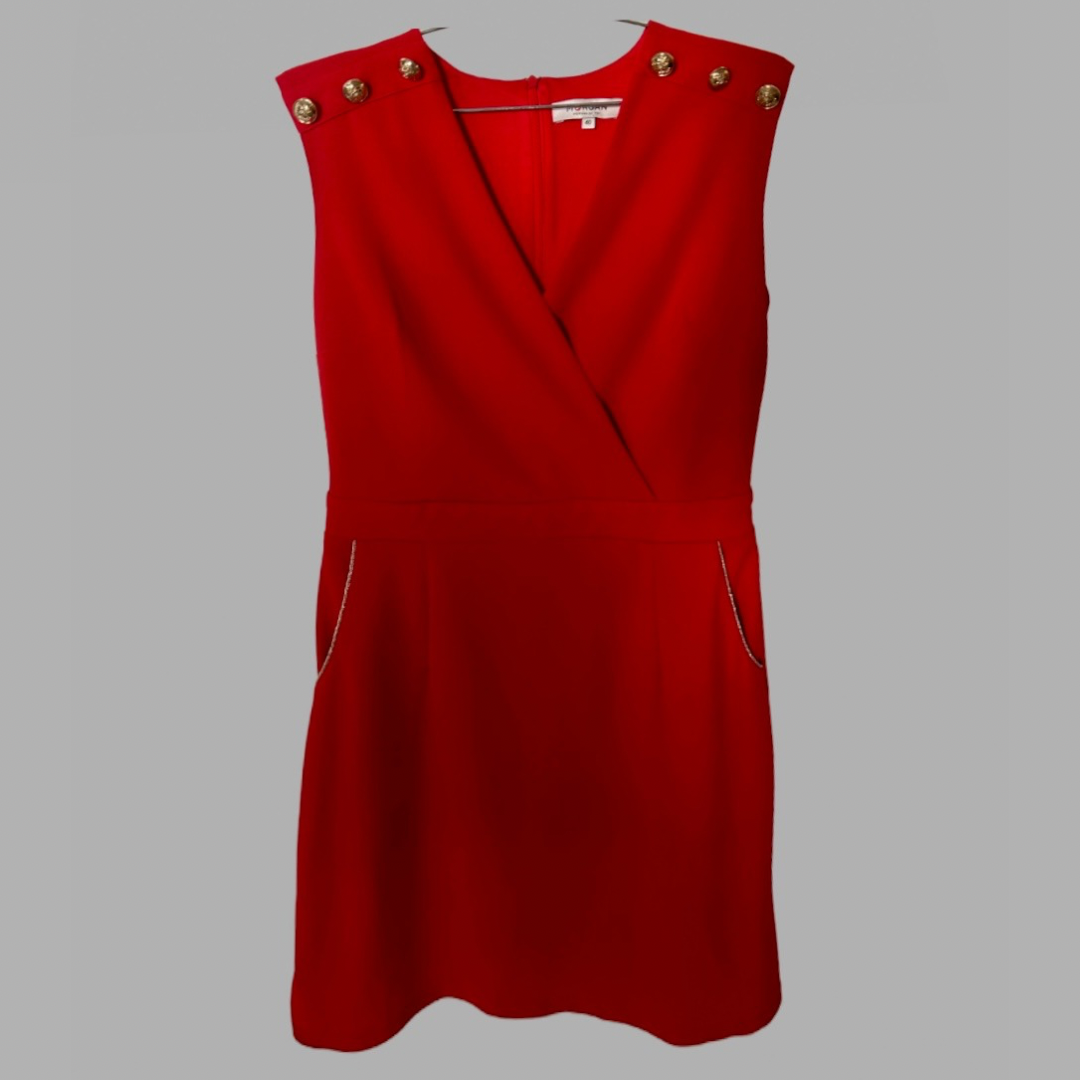 Morgan שמלה אדומה מחויטת עם כפתורי וכיסי זהב בגזרת A  מידה L