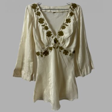 חולצה אלגנטית מרשימה בגימור מעט מבריק בניוד עם רקמת פרחים ומחשוף וי מידה L היקף מותן 92 ס״מ