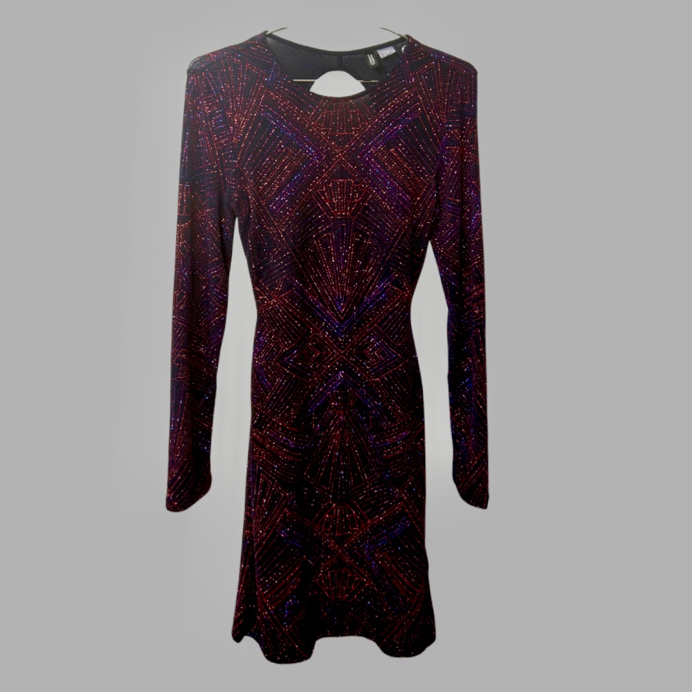 Hm שמלת ערב סגולה עם פסים אדומים מיני לייקרה מנצנצת גב חשוף בהדפס גיאומטרי לבן מידה M