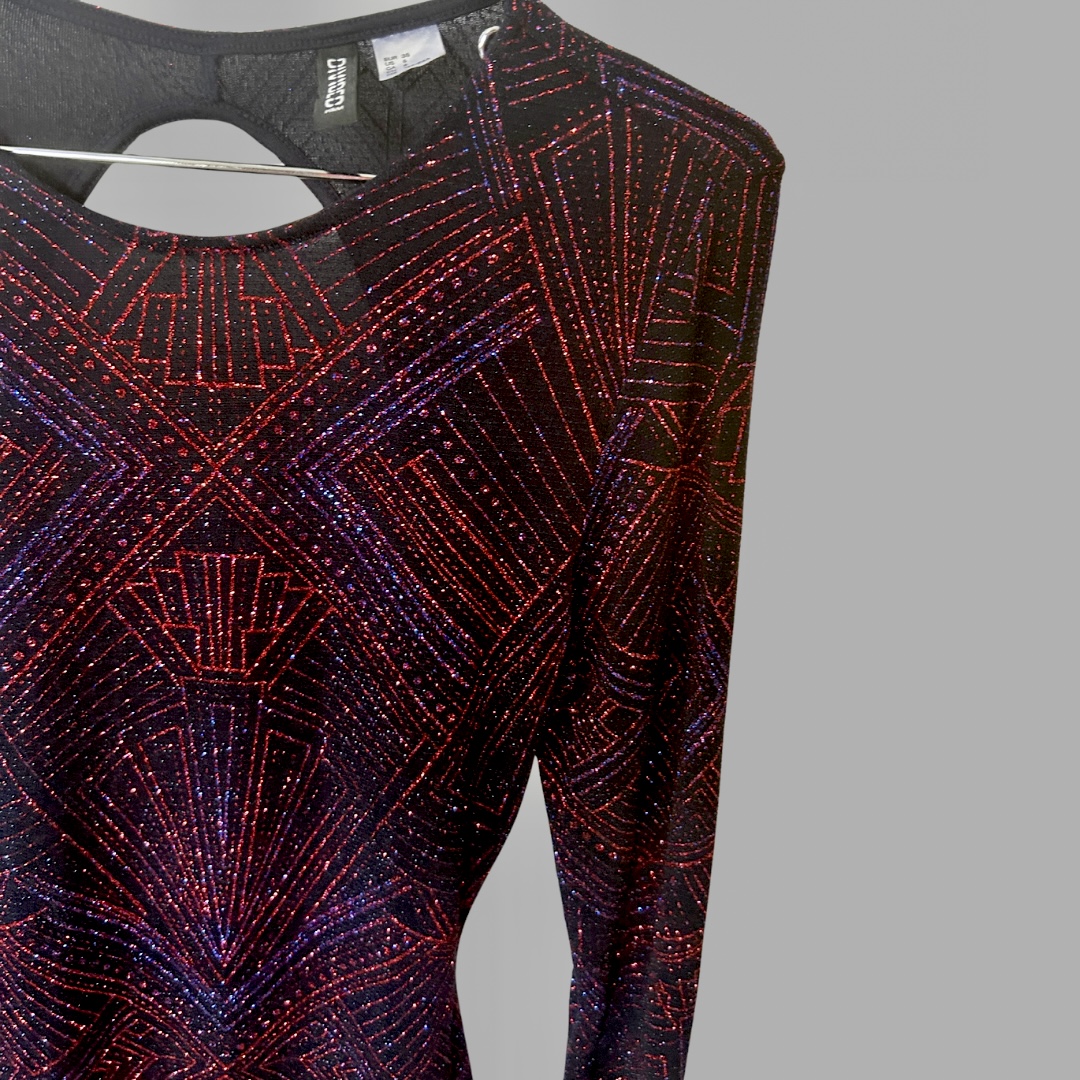 Hm שמלת ערב סגולה עם פסים אדומים מיני לייקרה מנצנצת גב חשוף בהדפס גיאומטרי לבן מידה M – תמונה 2