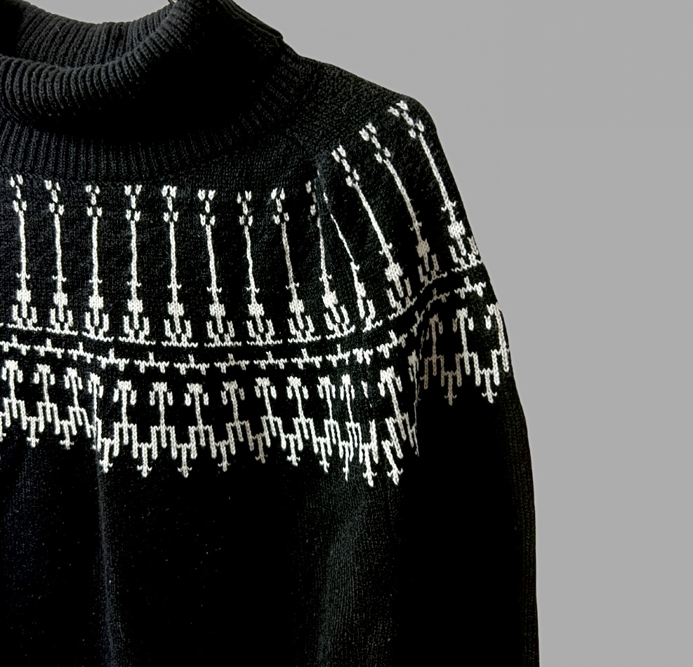 סריג שחור גולף אוברסייז מחמם עם עיטורים לבנים מידה S – תמונה 2