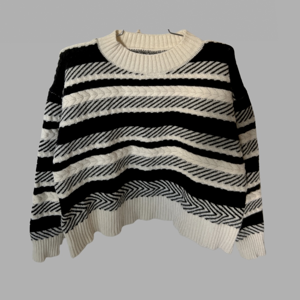 סריג פסים שחור לבן  מחמם בגזרה קצרה אוברסייז מידה L