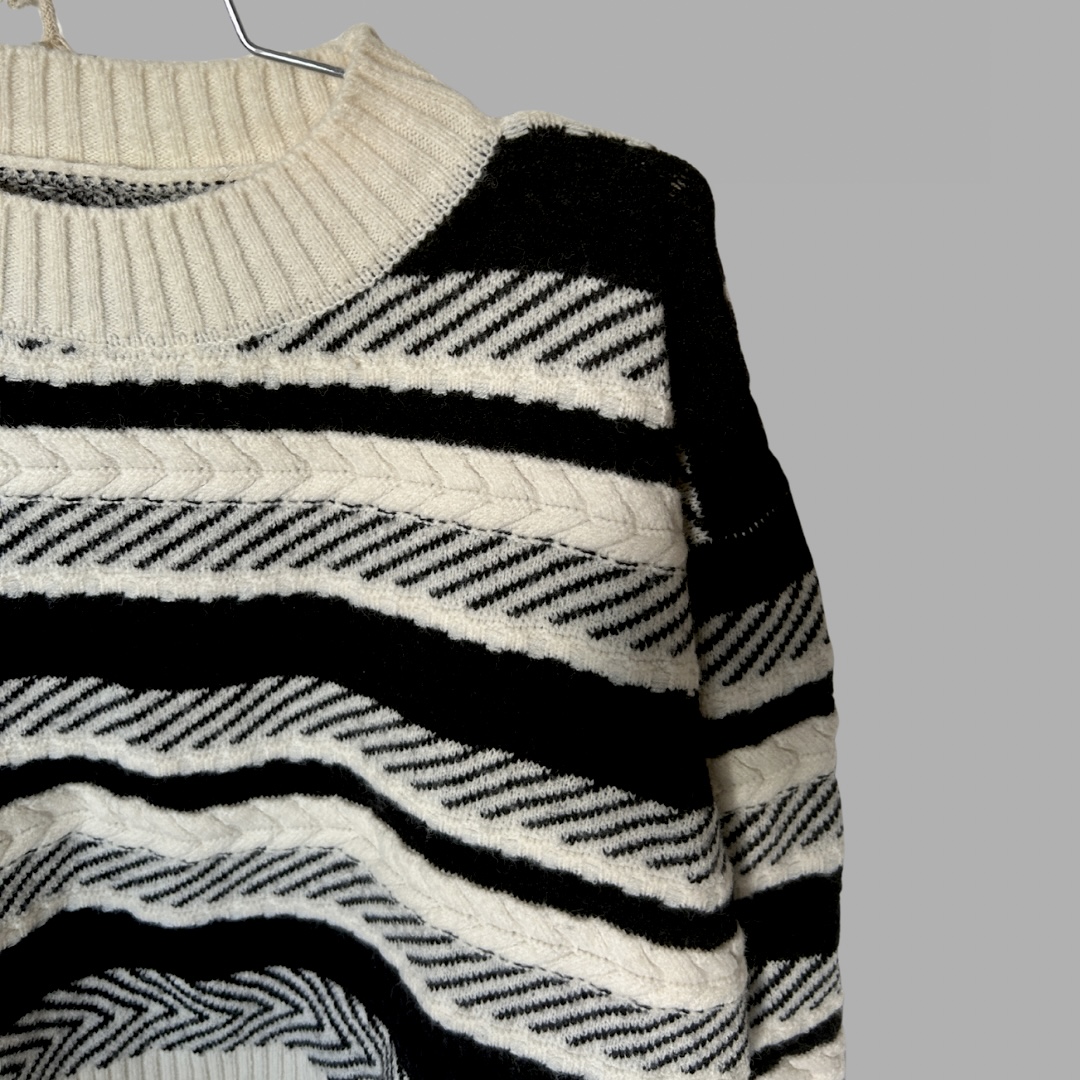 סריג פסים שחור לבן  מחמם בגזרה קצרה אוברסייז מידה L – תמונה 2