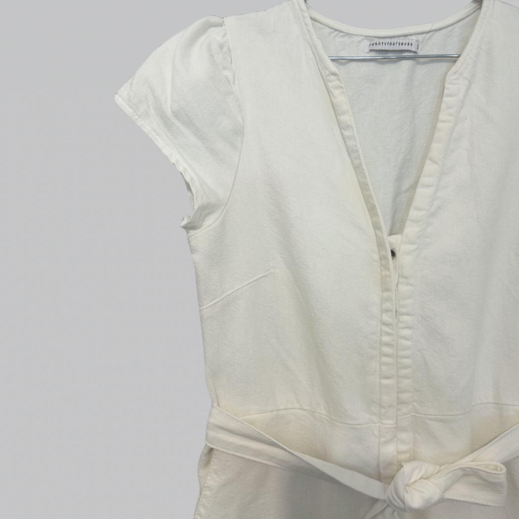 Twentyfourseven אוברול לבן גינס ארוך עם כפתורים לאורך וחגורה תואמת מידה S – תמונה 2