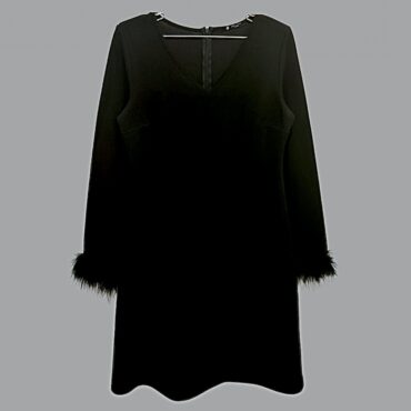 Jump שמלה שחורה מחויטת עם נוצות בסיומת השרוולים גזרה ישרה ואלגנטית ומחשוף V מידה S