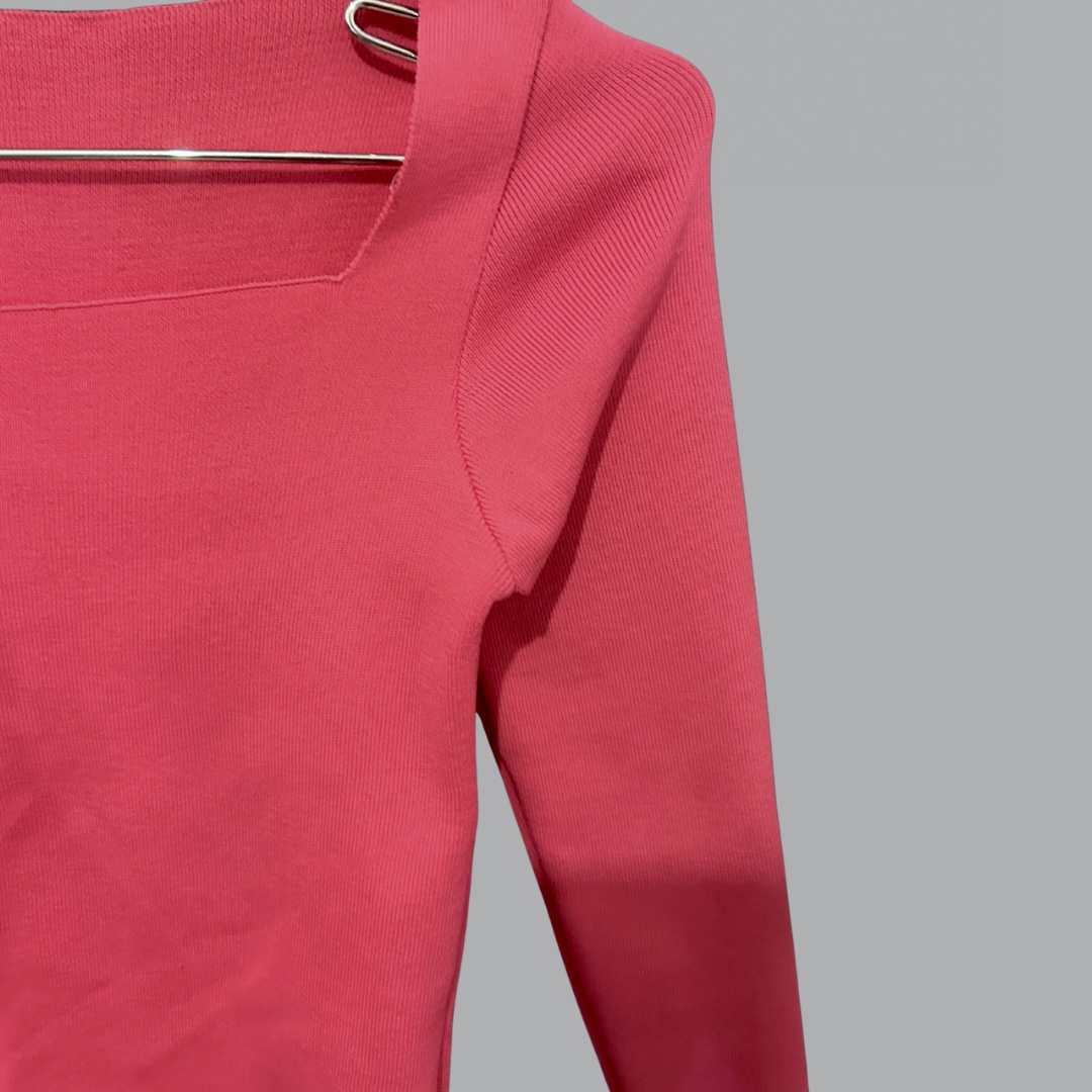 חדשה! חולצה ורודה לייקרה סקובה מחטבת מחשוף וי מידה S – תמונה 2