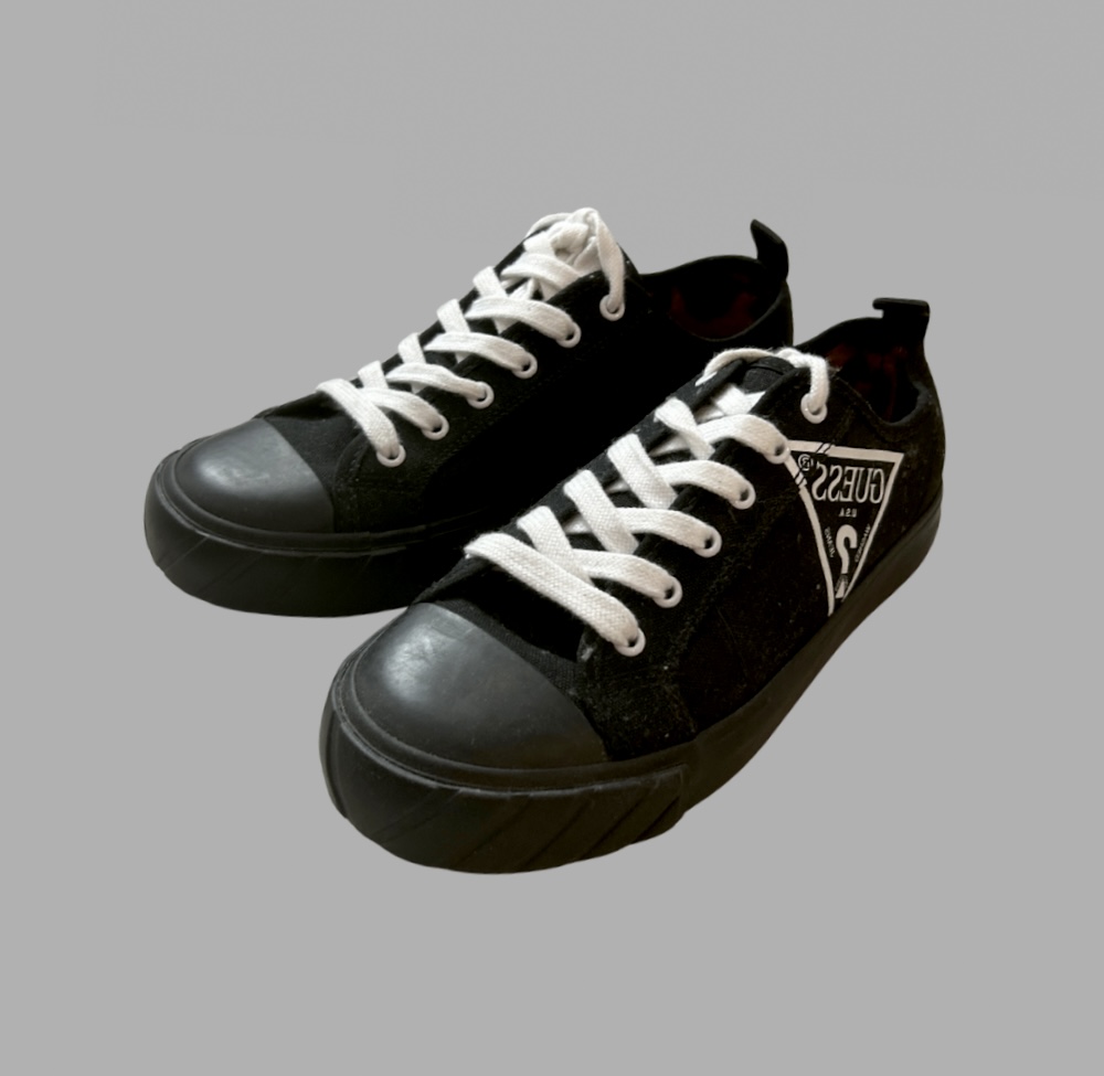 GUESS חדשות ללא טיקט! סניקרס בד שחורות עם לוגו לבן חלק פנימי מנומר מידה 38