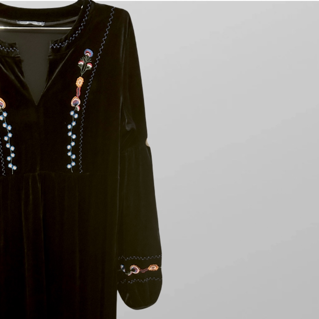 שמלת גלביה קטיפה שחורה לייקרה רקמת פרחים אורך מידי סגנון מידה 40 – תמונה 2