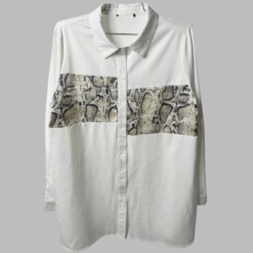 מידה 42 חולצה לבנה מכופתרת אוברסייז עם הדפסים מנוחשים