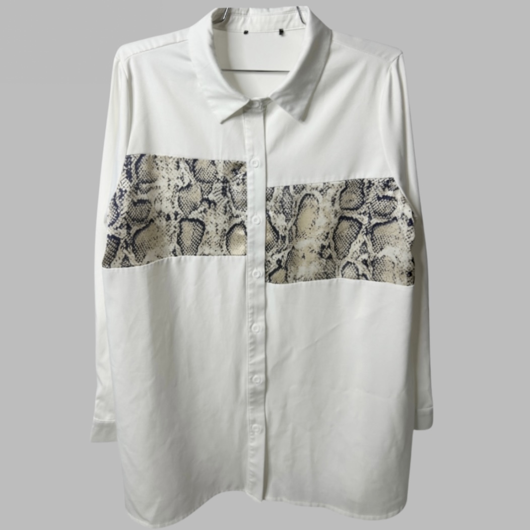 מידה 42 חולצה לבנה מכופתרת אוברסייז עם הדפסים מנוחשים