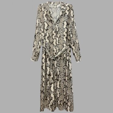 Hm מידה 44 שמלה אלגנטית מנוחשת מכופתרת מבד נשפך אוברסייז עם חגורה  מקסי מנומרת שיפון מחשוף עמוק גומי במותן