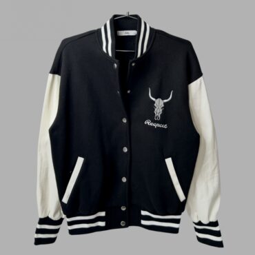 Adika מידה M ג׳קט בייסבול שחור לבן עם כיתוב בולט בגב כמו חדש מבד פוטר איכותי ושרוולי ג׳ינס בצבע לבן