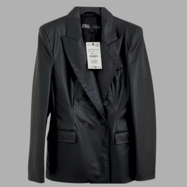 עם טיקט! ZARA ג׳קט בלייזר דמוי עור שחור מוצלב עם כריות כתפיים עדינות ו6 כפתורים