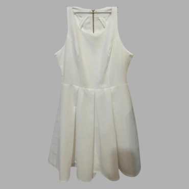 שמלה לבנה אלגנטית מידה M מותן מודגשת עם קפלים וגב חשוף