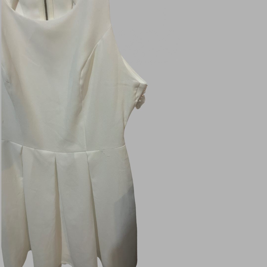 שמלה לבנה אלגנטית מידה M מותן מודגשת עם קפלים וגב חשוף – תמונה 2