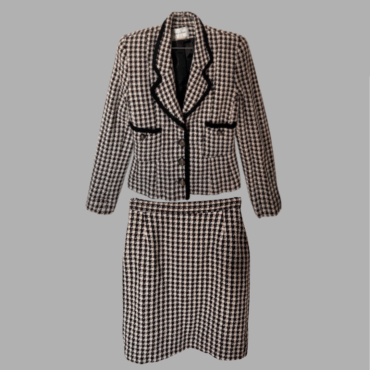 חליפת וינטג׳ מידה XS בלייזר+ חצאית בהדפס פפיטה שחור לבן עם חוטי זהב ובורדו עדינים בעיטור כפתורי זהב מיוחדים