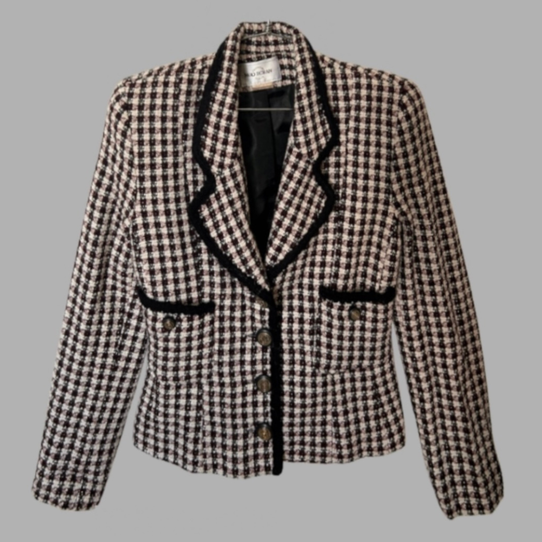 חליפת וינטג׳ מידה XS בלייזר+ חצאית בהדפס פפיטה שחור לבן עם חוטי זהב ובורדו עדינים בעיטור כפתורי זהב מיוחדים – תמונה 3