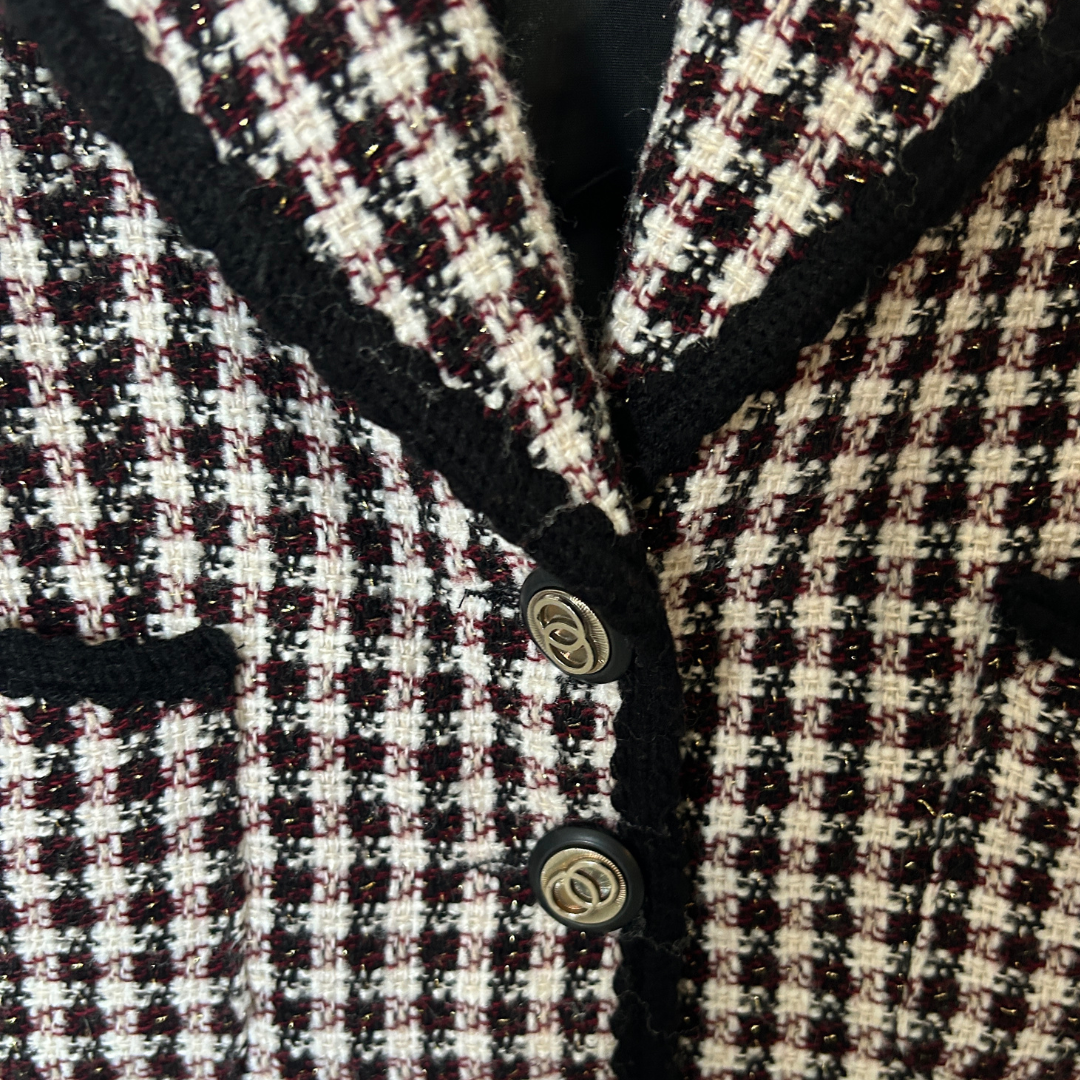 חליפת וינטג׳ מידה XS בלייזר+ חצאית בהדפס פפיטה שחור לבן עם חוטי זהב ובורדו עדינים בעיטור כפתורי זהב מיוחדים – תמונה 5