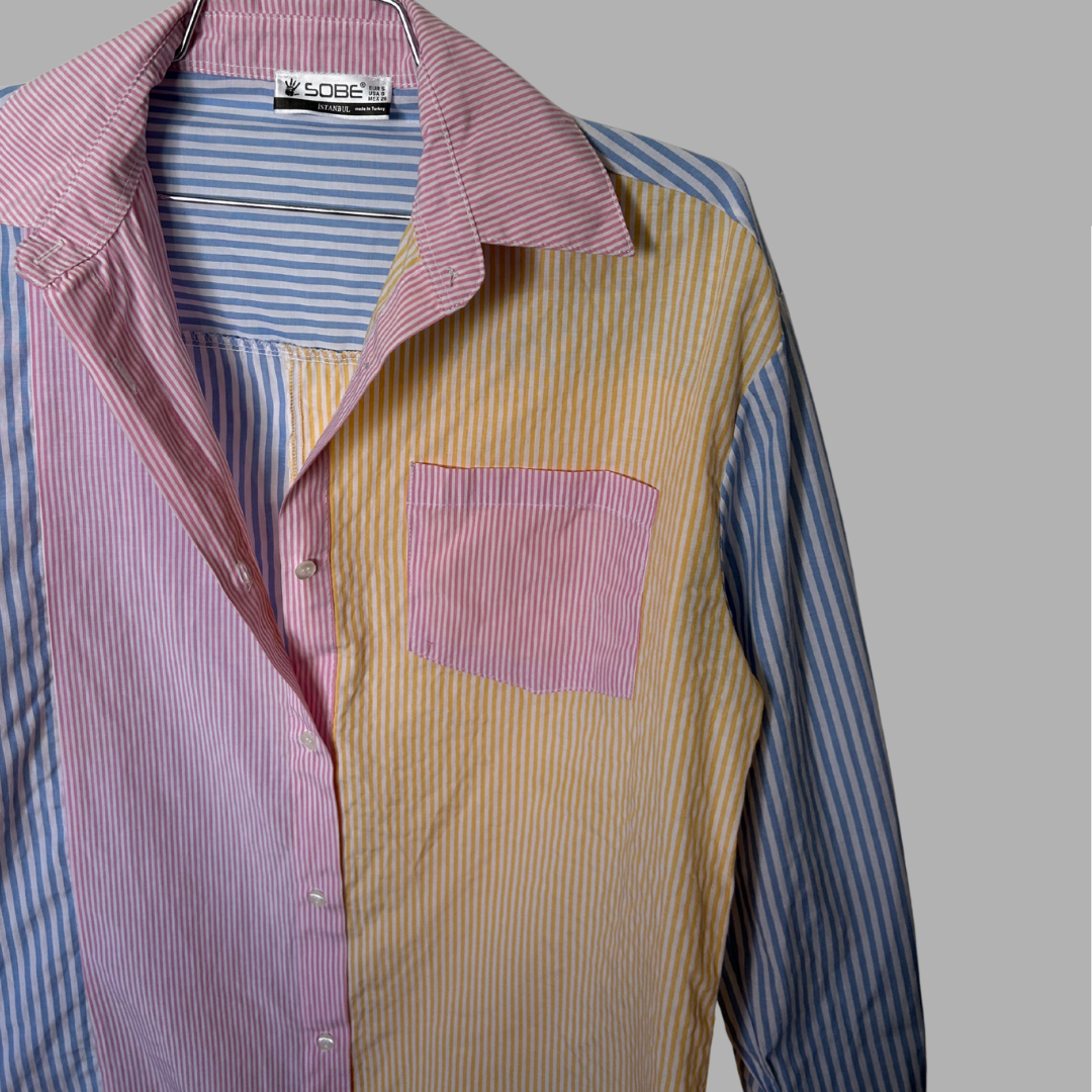 SOBE חולצת פסים מכופתרת מידה S חולצת אוברסייז בשילוב צבעים ורוד, צהוב וכחול, – תמונה 2