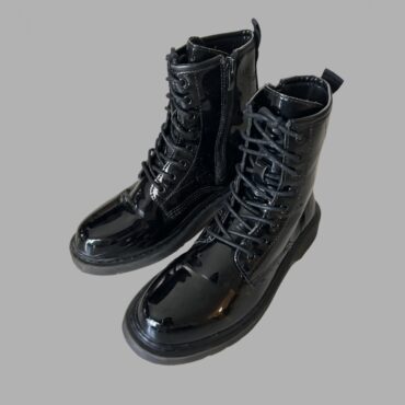 מגפונים שחורים מידה 37 שטוחים בגימור מבריק לקה  עם שרוכים ורוכסן בצד הפנימי, מצב כמו חדש