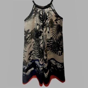 Mikaela מידה 38 שמלת סאטן מעוצבת נשפכת בצבע אפור ושחור עם הדפס עלים ופס אדום בסיומת, מצב חדש